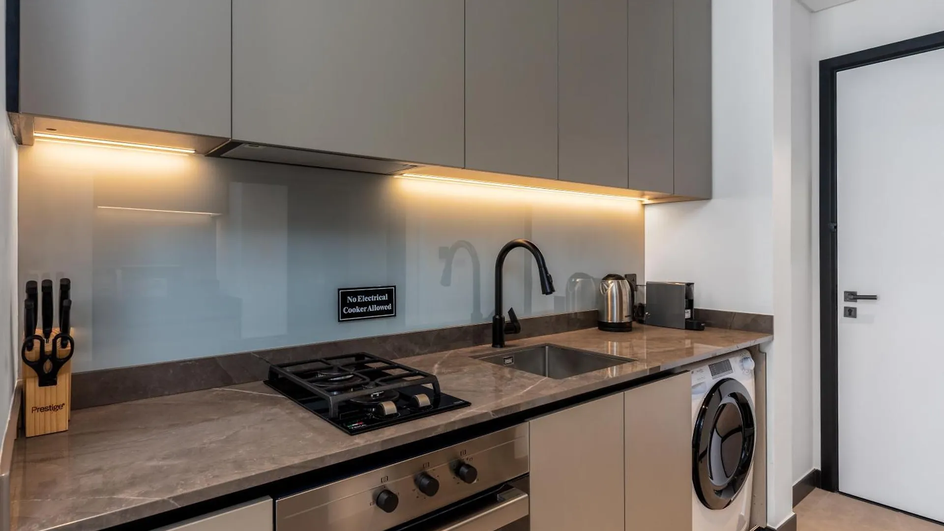 Apartment Waves - Elegant Studio Retreat In Dubai Business Bay
