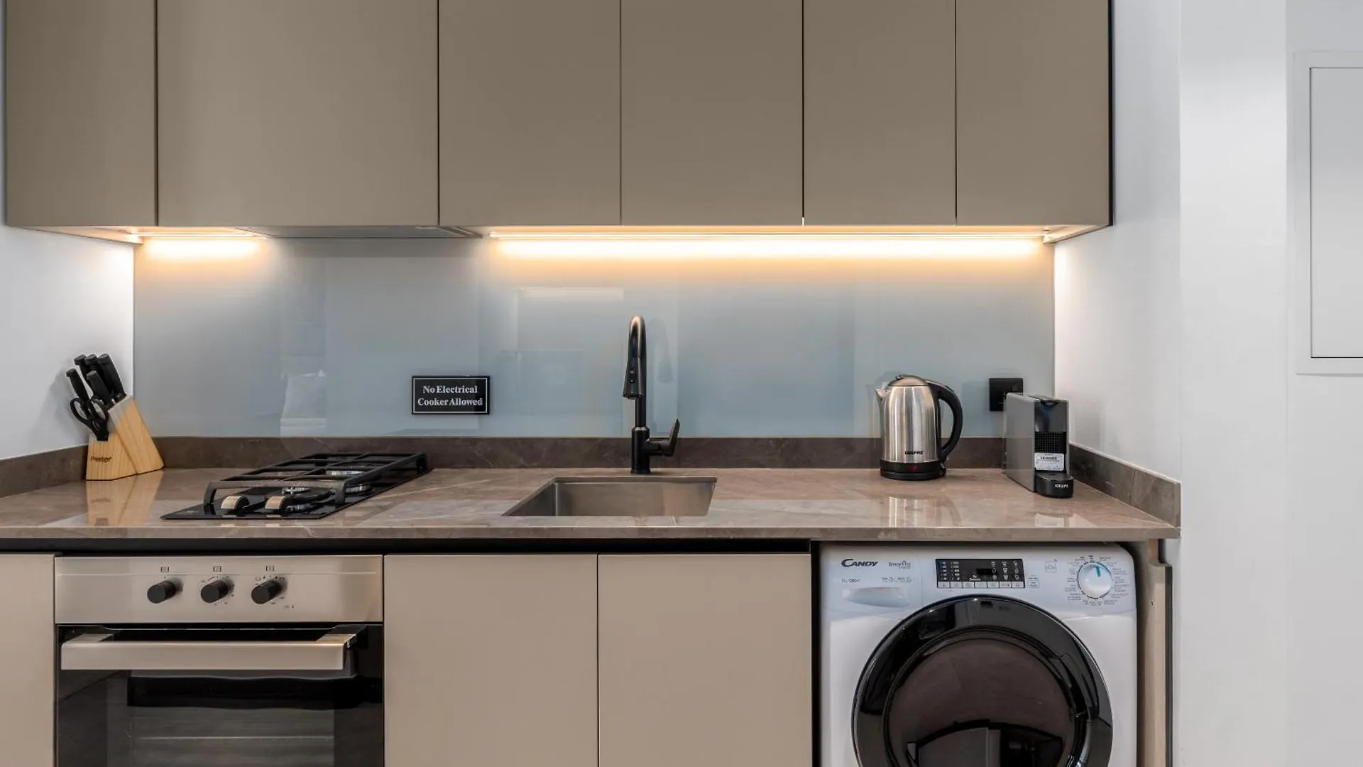 Waves - Elegant Studio Retreat In Dubai Business Bay Apartment
