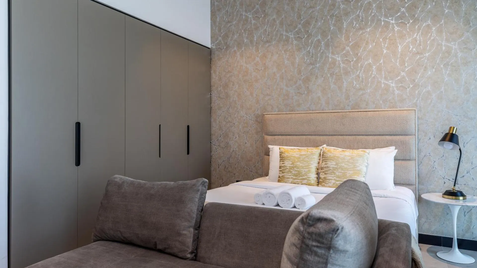 Waves - Elegant Studio Retreat In Dubai Business Bay Apartment