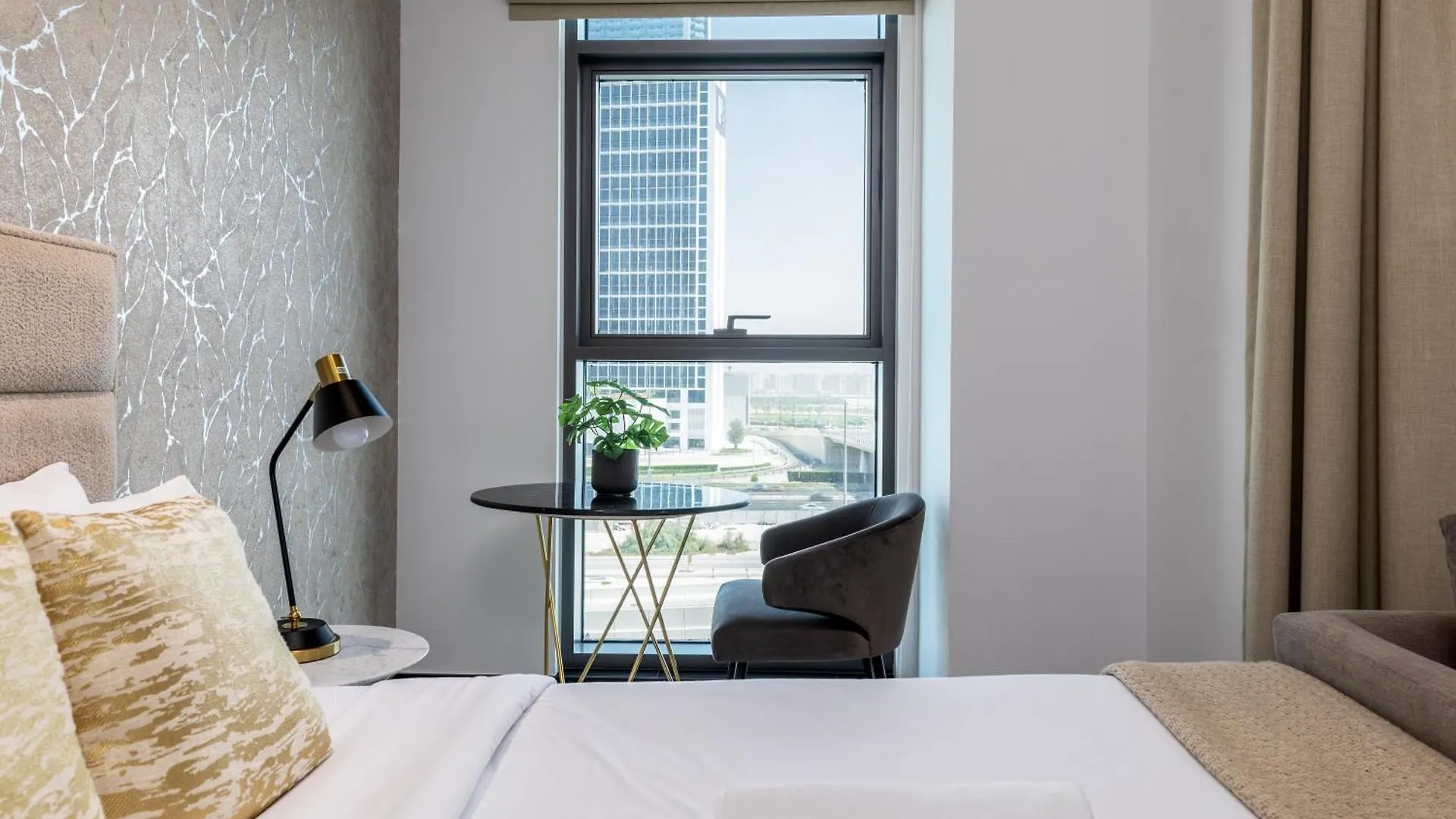 Waves - Elegant Studio Retreat In Dubai Business Bay
