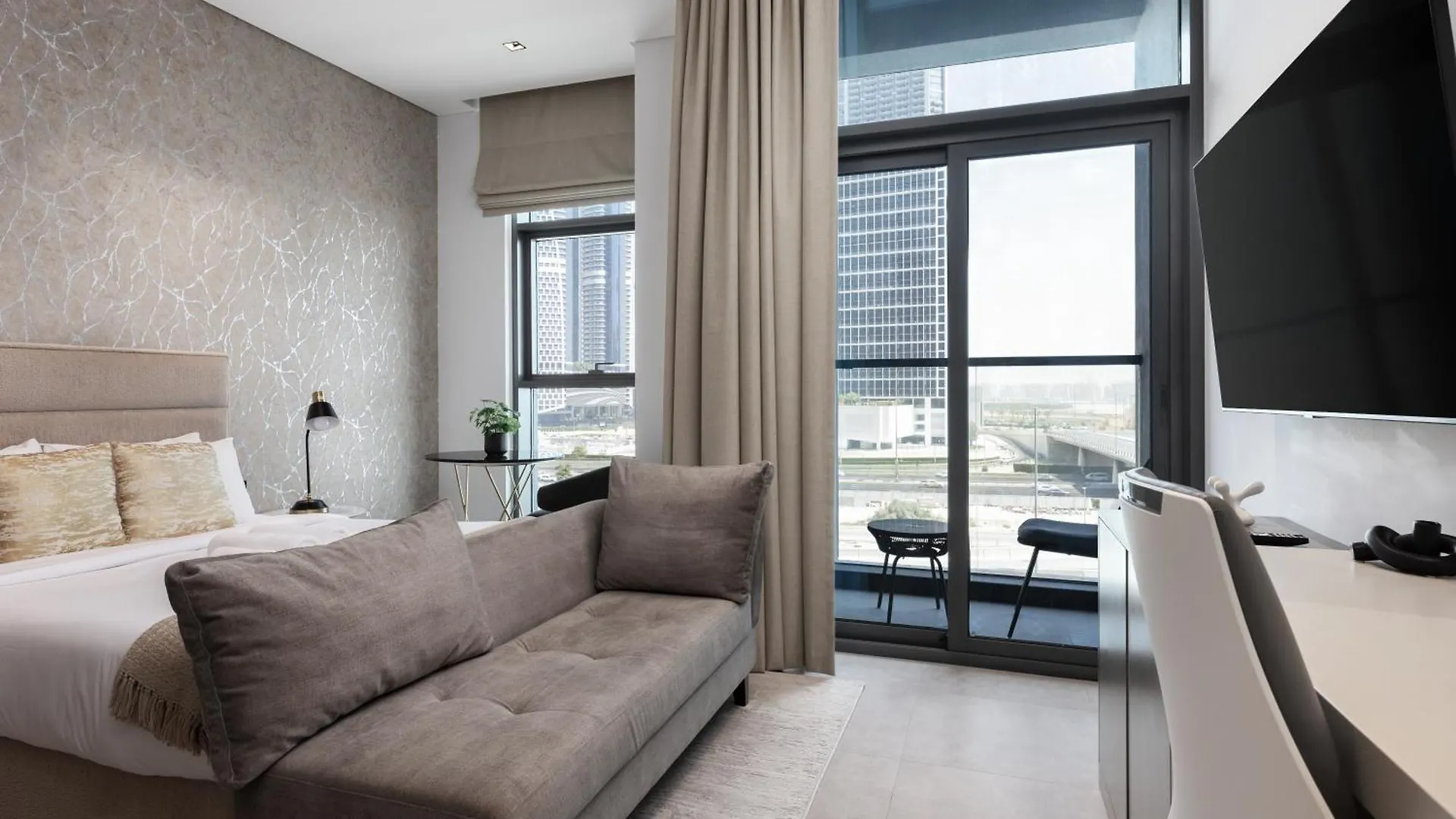 Waves - Elegant Studio Retreat In Dubai Business Bay Apartment
